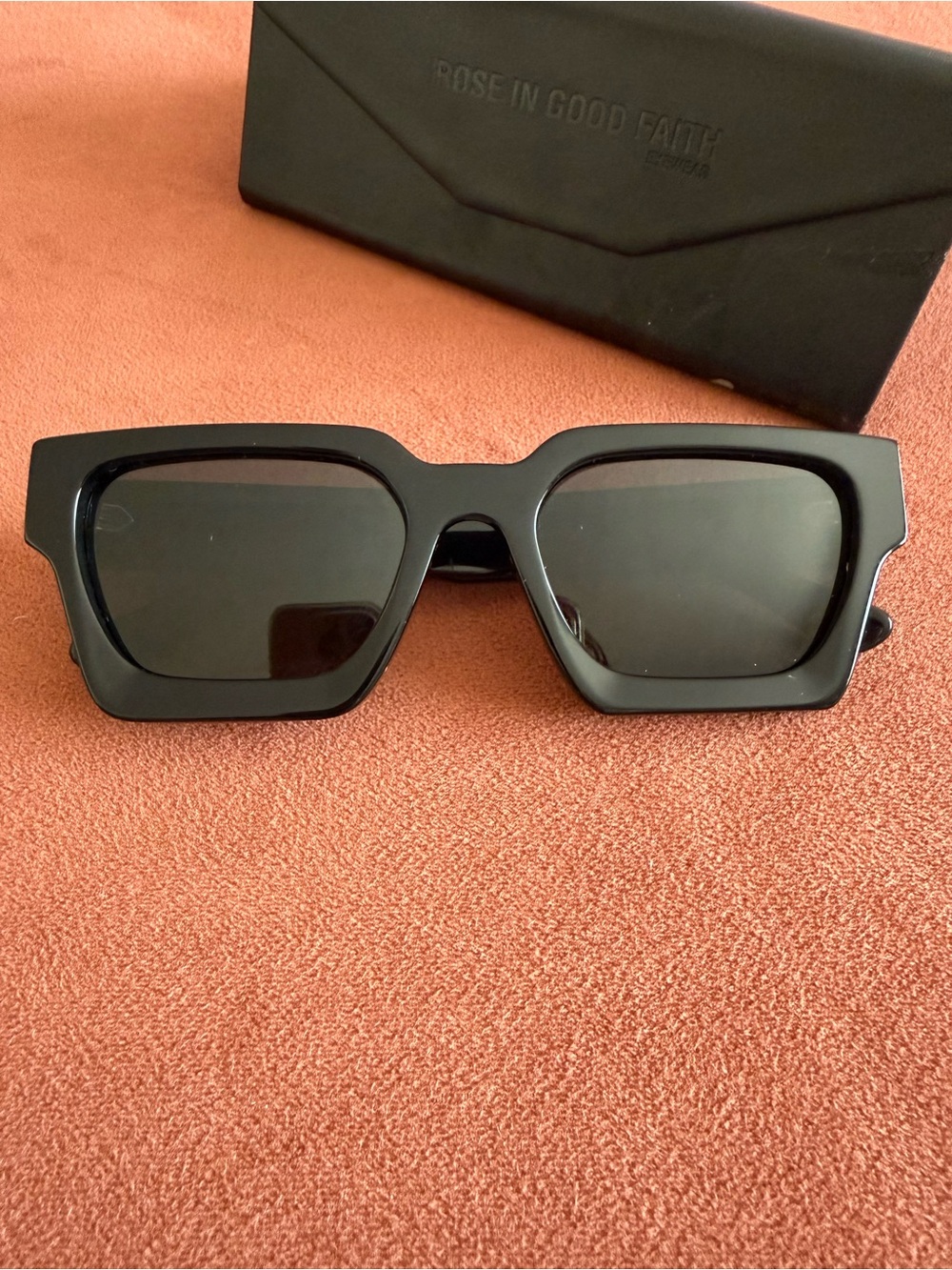 Rose in Good Faith - The Classic Sunglasses in Black